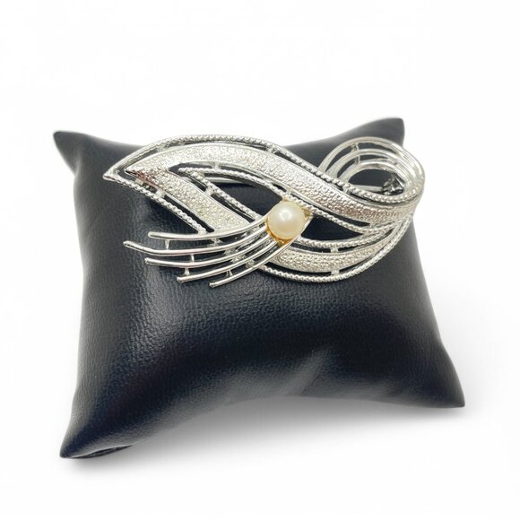 Vintage CORO Signed Brooch Ribbon with A Faux Pearl Shiny Silver-Tone Abstract - Picture 4 of 9